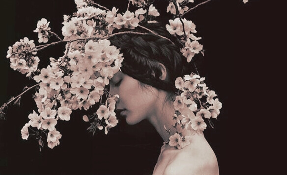 Mulher com galhos de flores
