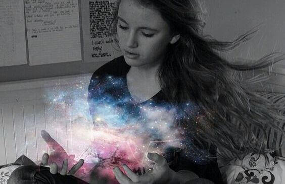 Menina aprendendo coisas novas