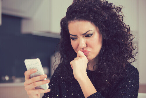 Mulher procurando parceiros no Tinder