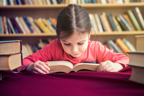 Criança lendo livro