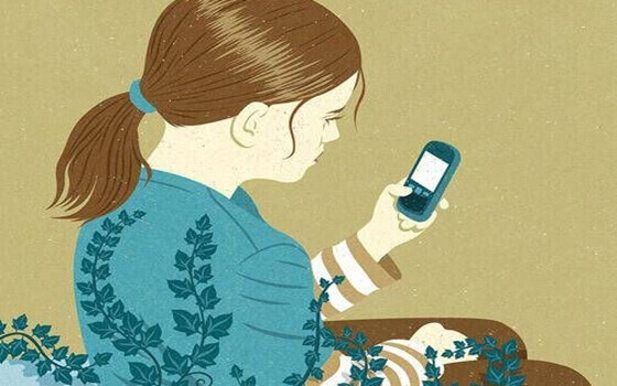 Menina olhando seu celular