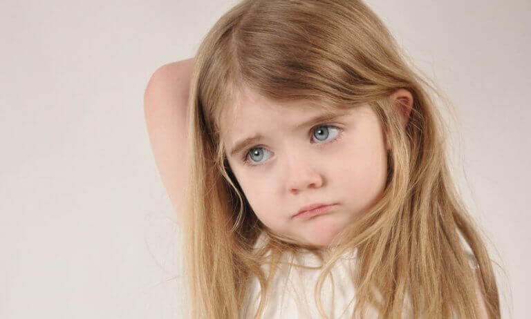 Menina triste e pensativa