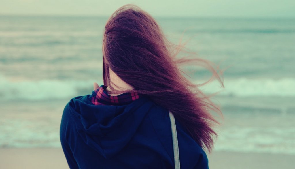 Menina observando o mar
