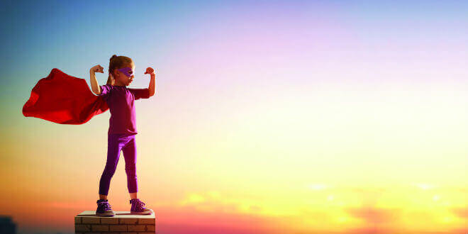 Criança vestida de super-herói