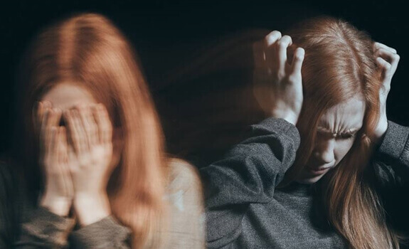 menina-viciada-tapando-ouvidos Mulher com personalidade viciante