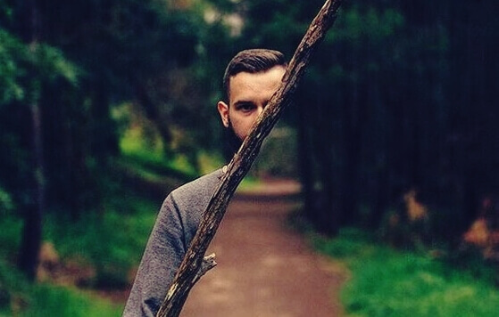 Homem invisível em floresta