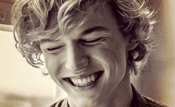 Homem jovem sorrindo