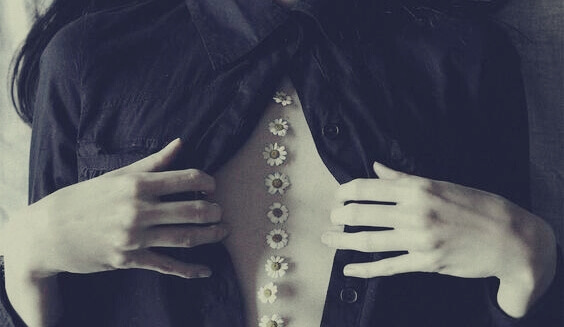 Cicatriz coberta de flores