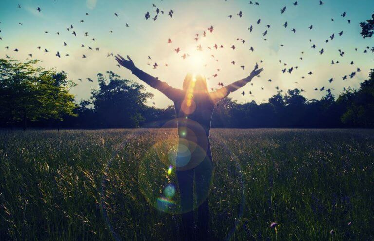 Pessoa desfrutando sua liberdade