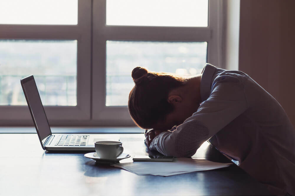 mulher-apoiada-na-mesa Pessoas viciadas em negatividade