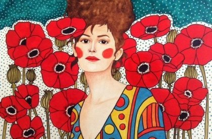 Mulher em jardim de flores vermelhas