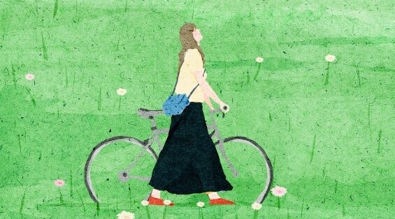 Mulher refletindo com sua bicicleta