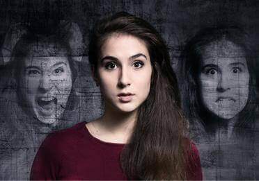 Menina tendo alucinações