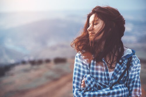 Mulher feliz em meio à natureza