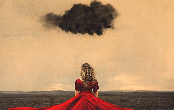 Mulher de vestido vermelho diante de nuvem negra