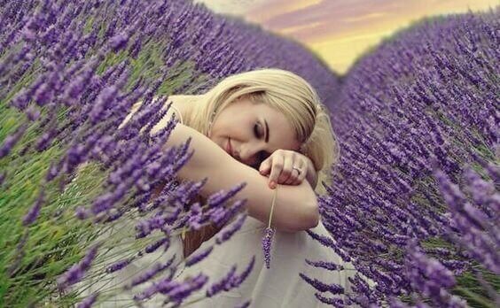mulher-em-campo-de-lavanda Como usar os 5 sentidos para vencer o estresse