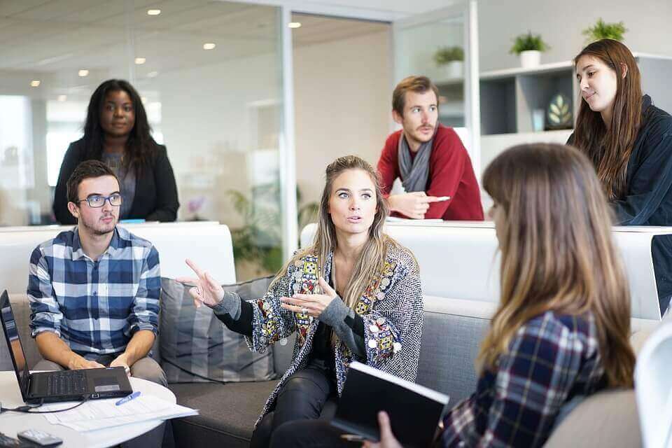mulher-explicando-como-fazer-uma-analise-swot Como fazer uma análise SWOT