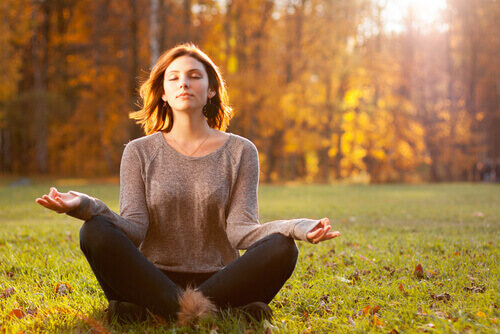 Mulher meditando na natureza