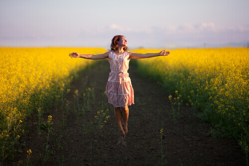 Mulher em campo de flores