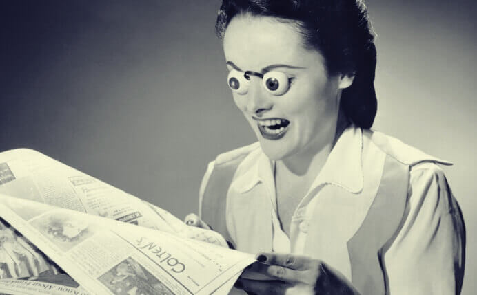 Mulher lendo jornal com óculos engraçado