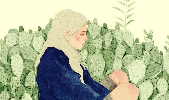 Mulher sentada em meio à natureza