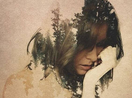 Mulher com floresta nos cabelos