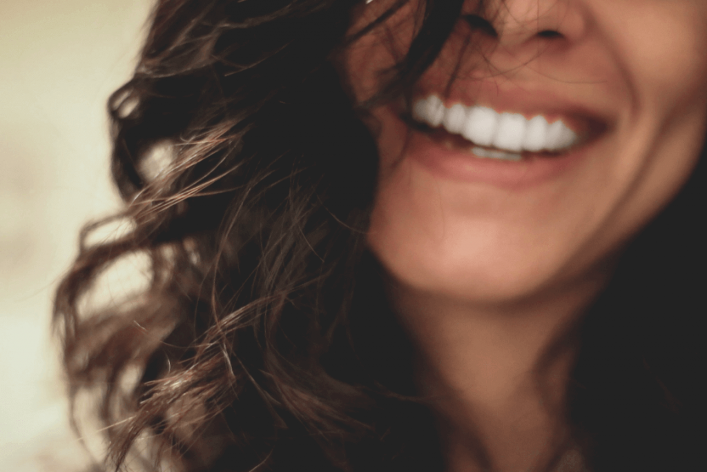 Mulher feliz sorrindo