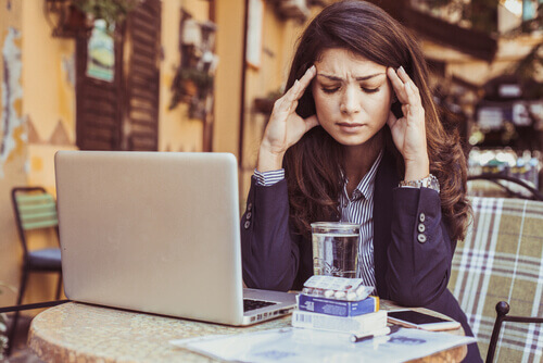 mulher-sufocada-pelo-computador Como enfrentar uma semana emocionalmente difícil?