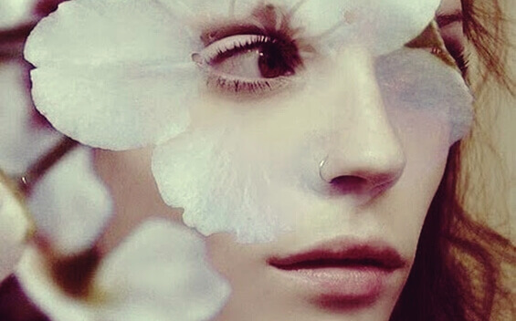 Mulher com flor no olho