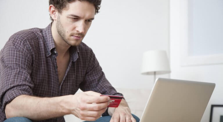 Homem fazendo compras online
