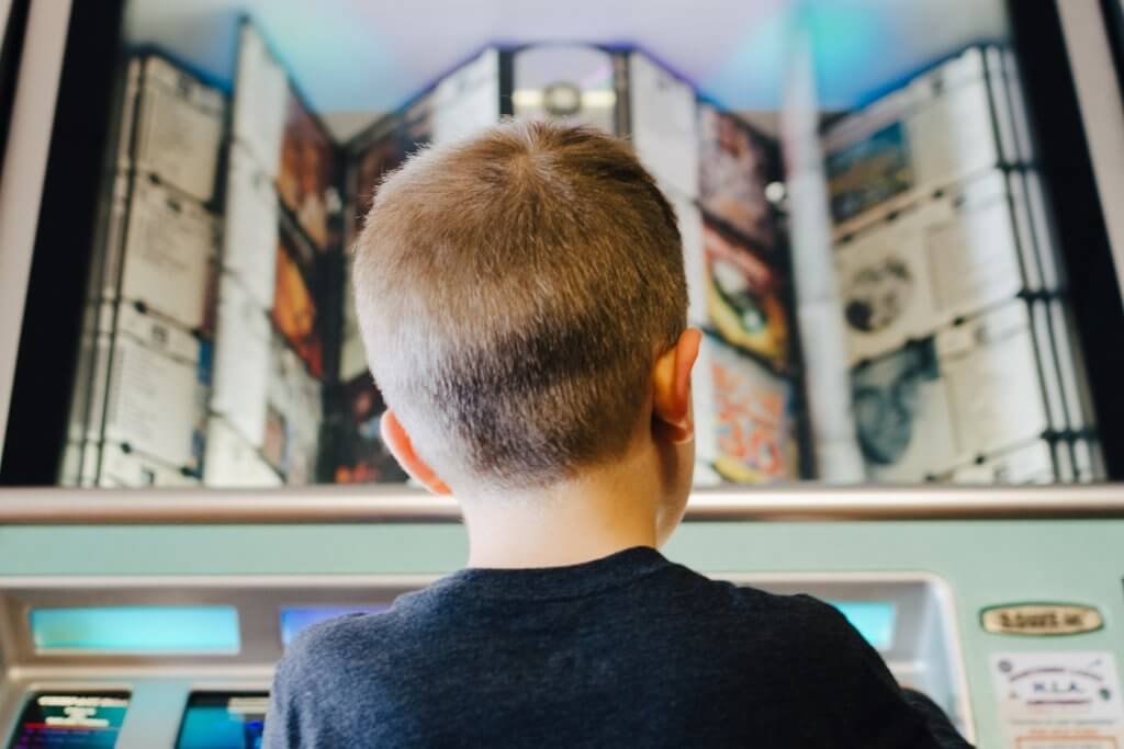 Menino pequeno lidando com o luto