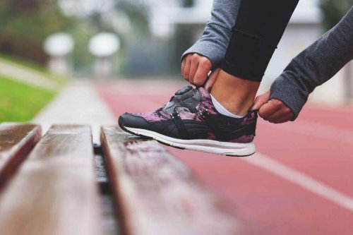 Mulher calçando o tênis para correr