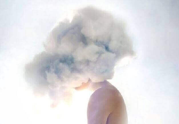 Pessoa com nuvem na cabeça