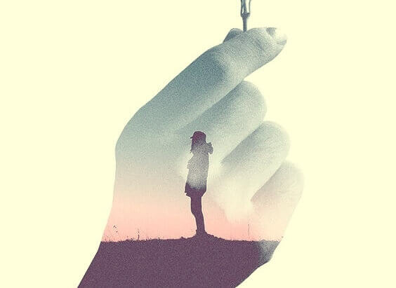 Pessoa em pé no pôr do sol