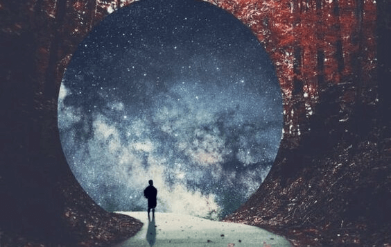 Homem observando o céu estrelado