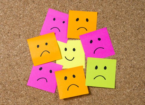 Post-its tristes em volta de um feliz