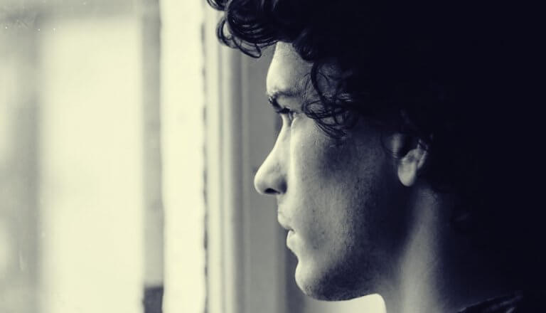 Jovem pensando em sua vida
