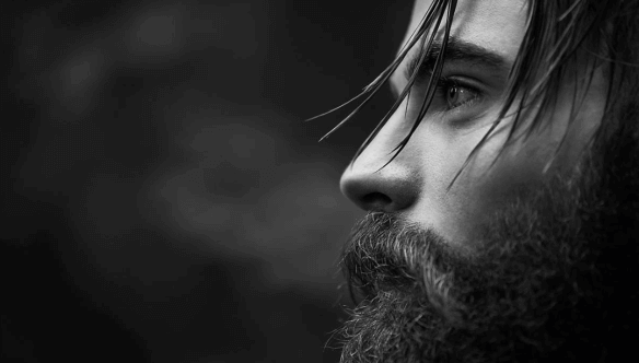 Homem enfrentando situação difícil