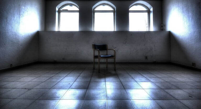 Cadeira em sala vazia