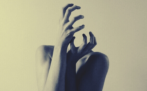 Pessoa com cabeça invisível