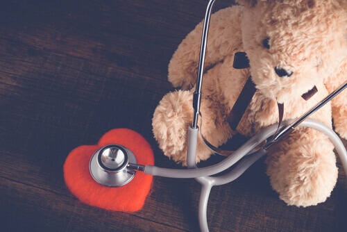 urso-medico-coração Conceder desejos beneficia as crianças hospitalizadas?
