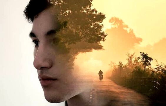 Rosto de homem e moto andando em estrada