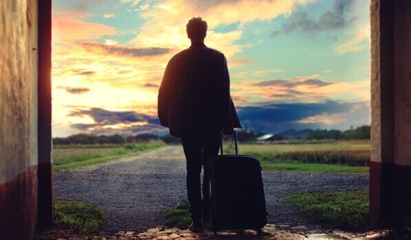 Homem viajando sozinho