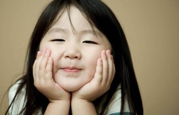 Criança oriental sorrindo