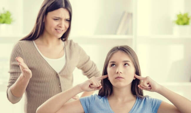 Adolescente que não escuta a sua mãe