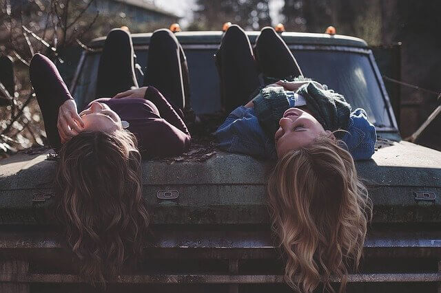 Amigas deitadas em carro