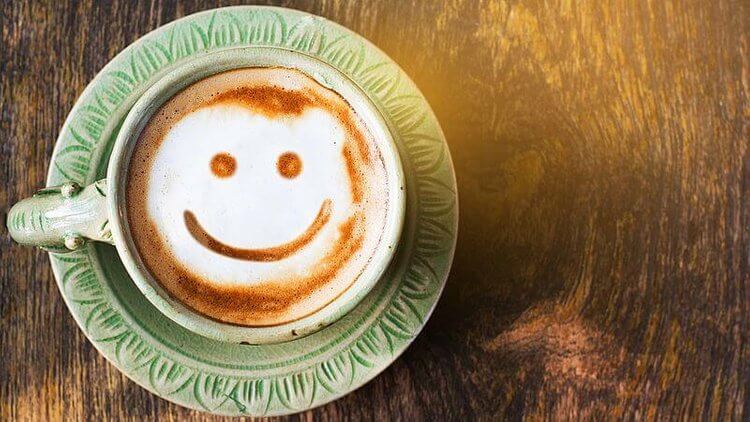 Café com carinha feliz