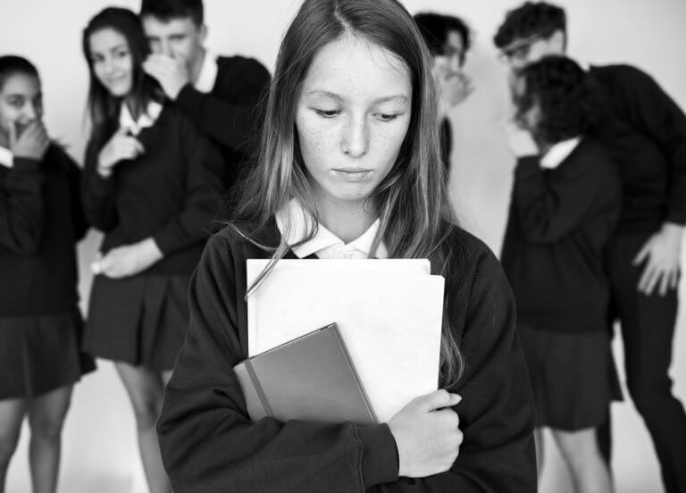 Adolescente sofrendo bullying na escola