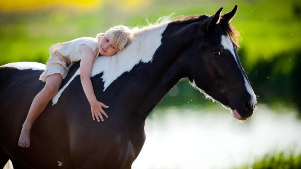 Criança andando a cavalo