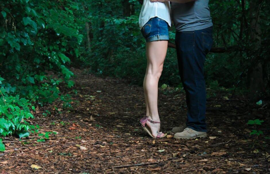 casal-beijando-no-bosque Casal com dúvidas no amor